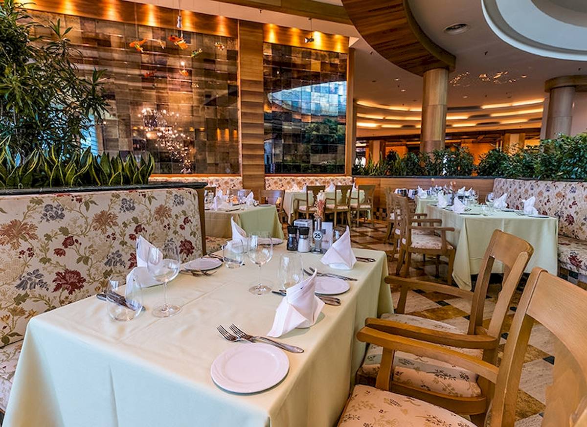 Restauranttisch im Gloria Golf Resort mit Geschirr und Besteck gedeckt
