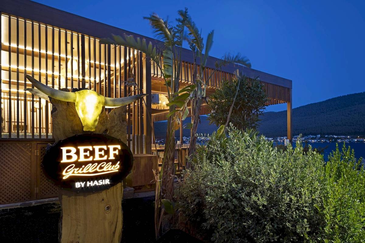 Außenansicht des Beef Grill Club im Titanic Luxury Collection Bodrum Hotel.