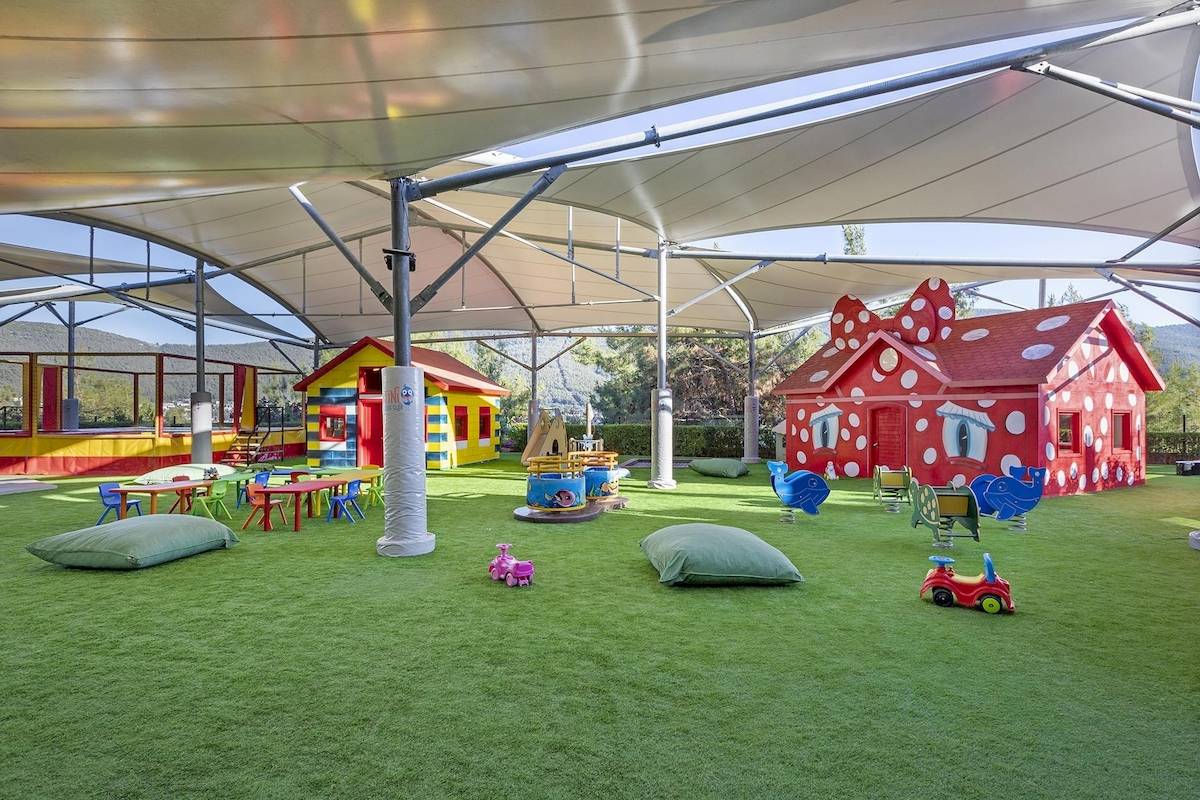Spielplatz für Kinder im Titanic Luxury Collection Bodrum Hotel unter Dächern
