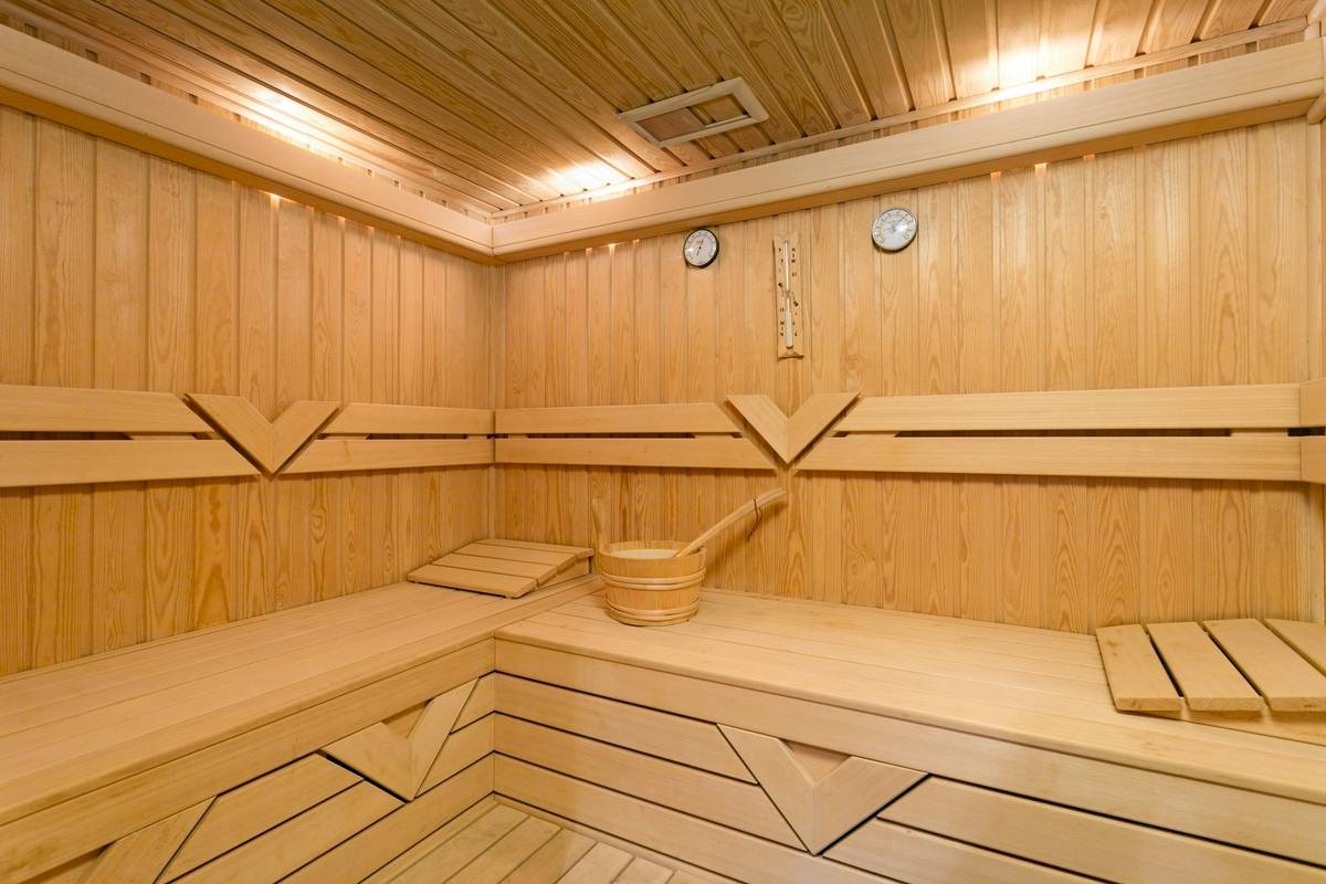 Innenansicht der Sauna im Xanadu Resort Hotel mit Holzbänken und Thermometer