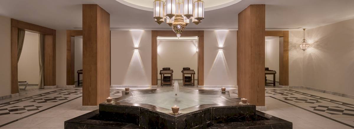 Spa-Bereich im Xanadu Makadi Bay Hotel mit zentralem Brunnen und zwei Behandlungsräumen.