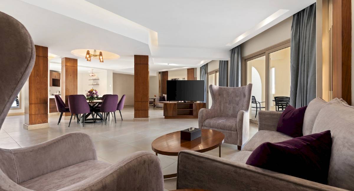 Wohnbereich im Xanadu Makadi Bay Hotel mit Sofa, Sessel, Tisch, Fernseher und Esstisch
