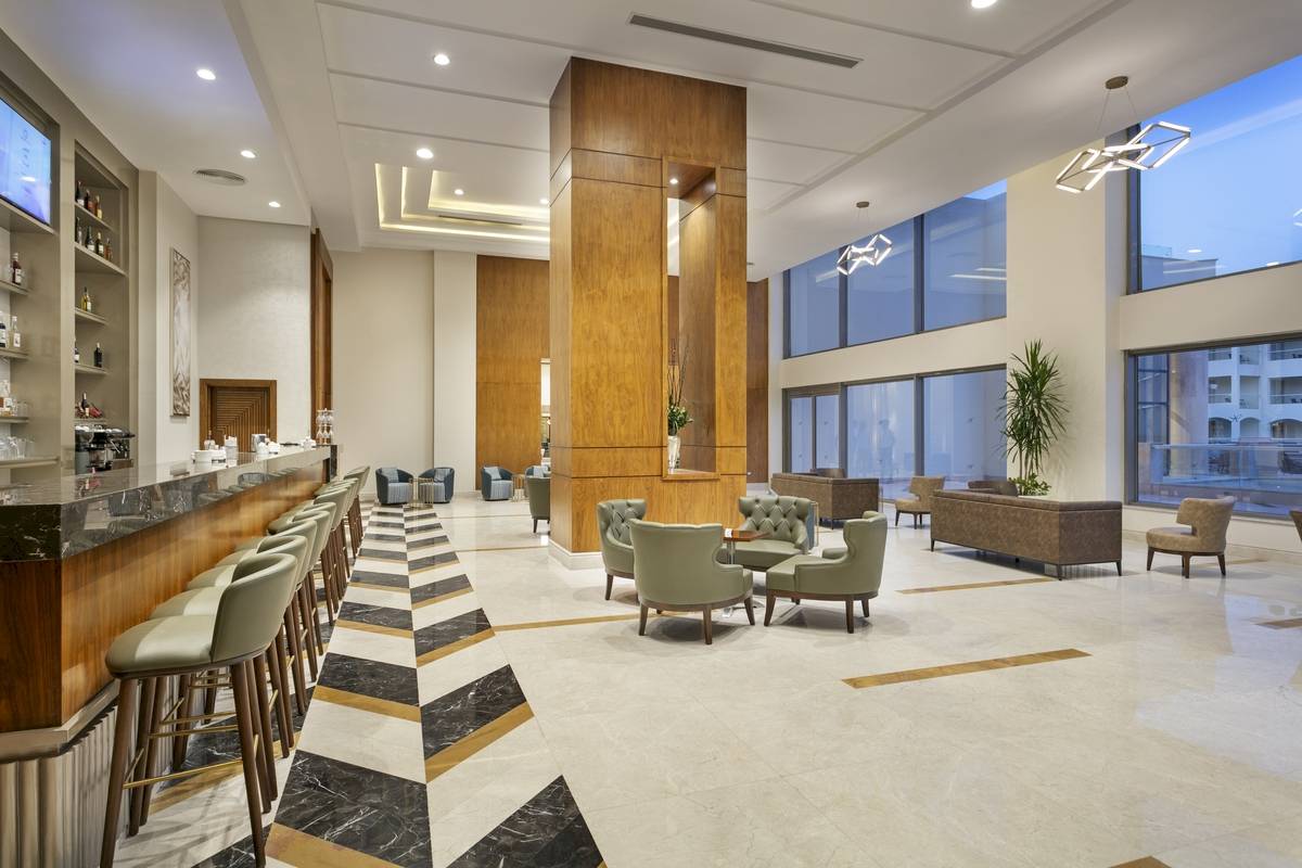 Lobby des Xanadu Makadi Bay Hotels mit Bar, Sitzgelegenheiten und großen Fenstern