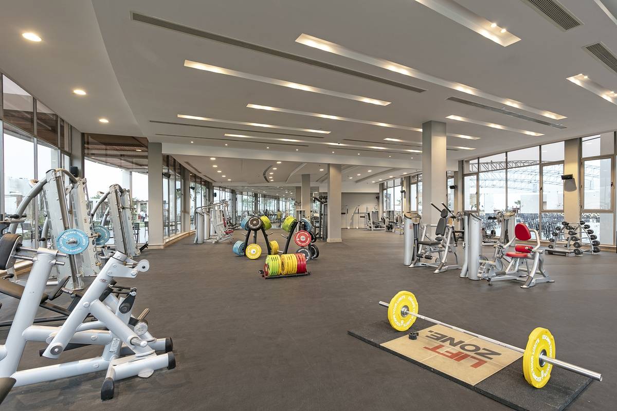 Fitness-Center im Xanadu Makadi Bay Hotel mit modernen Geräten und großen Fenstern.