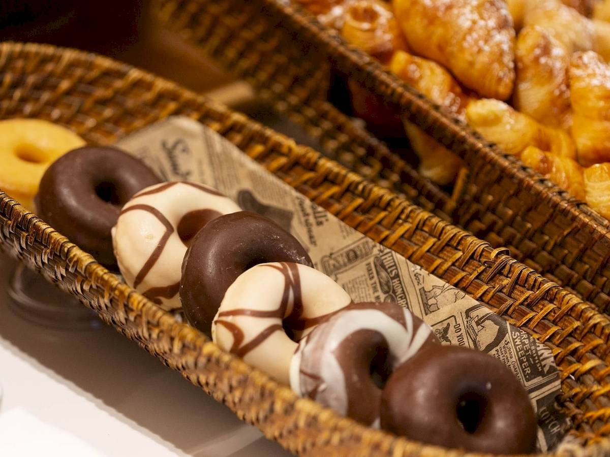 Ein Korb mit verschiedenen Donuts und Croissants im Aimia Hotel.