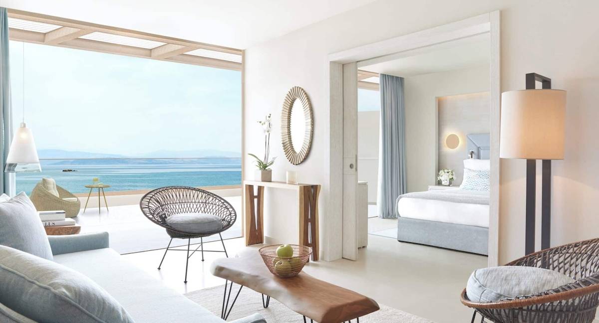 Innenansicht der Suite im Ikos Dassia Hotel mit Blick auf den Ozean
