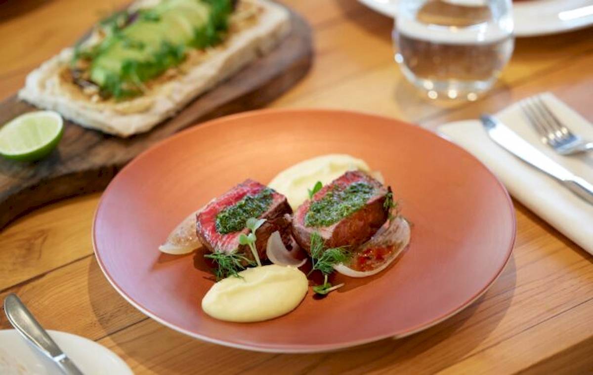 Teller mit Fleisch und Beilagen im Hotel Ikos Dassia