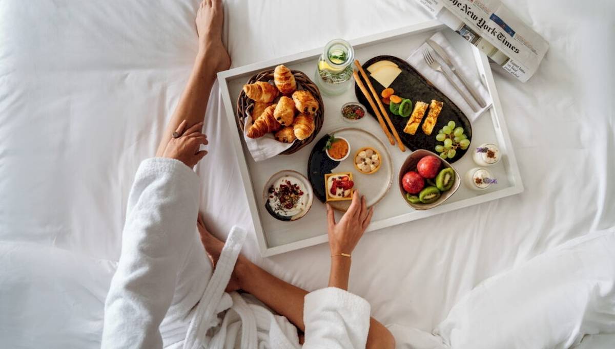 Frühstücksbuffet im Hotel Ikos Dassia mit Croissants, Obst und Käse.