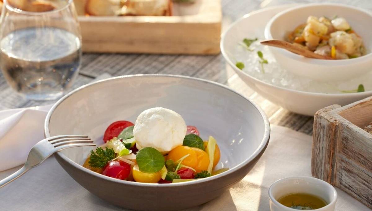 Frühstücksbuffet im Ikos Odisia mit verschiedenen Salaten und Gläsern Wasser