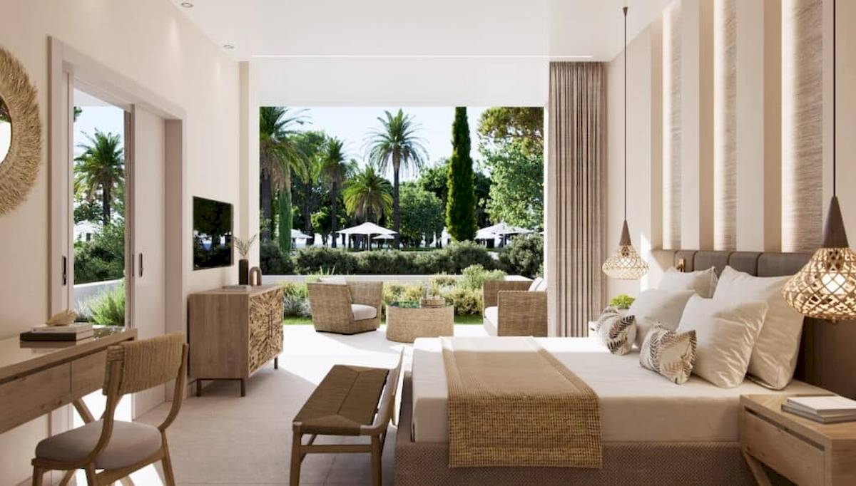 Schlafzimmer mit Terrasse im Ikos Odisia Hotel, Blick auf die Außenlandschaft.