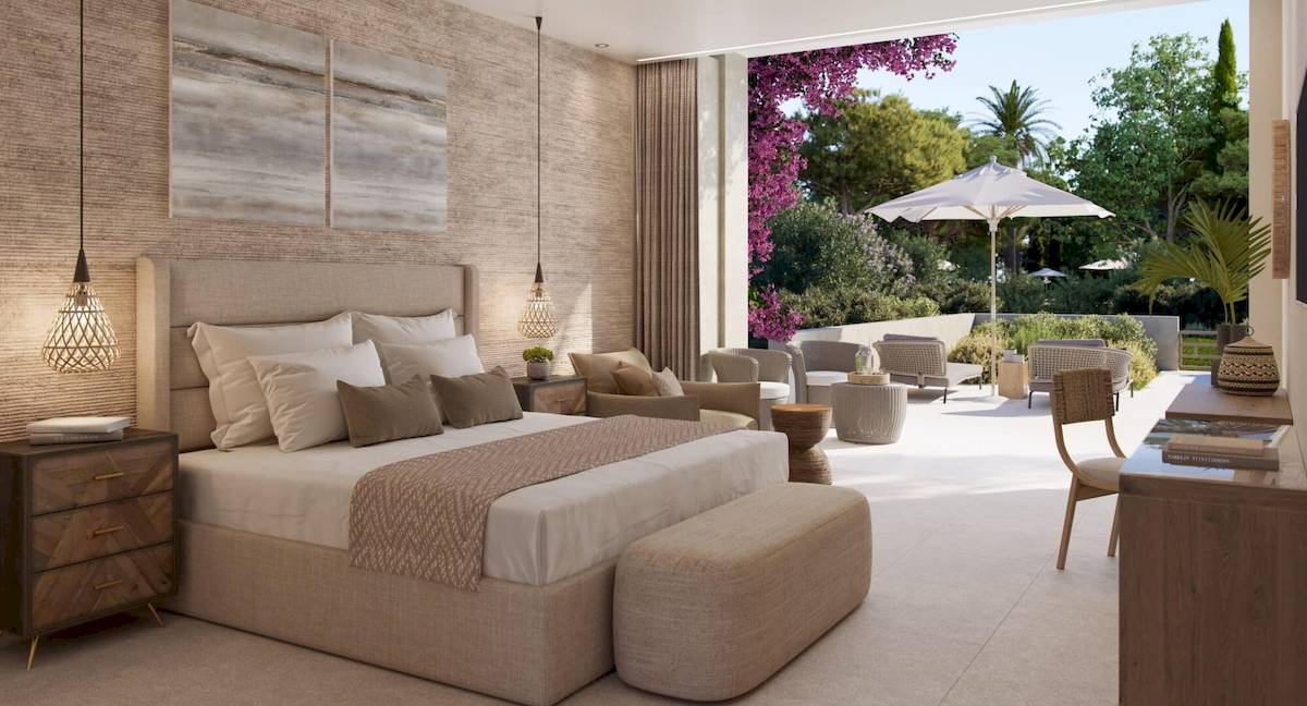 Schlafzimmer im Ikos Odisia Hotel mit Terrasse und Gartenblick.