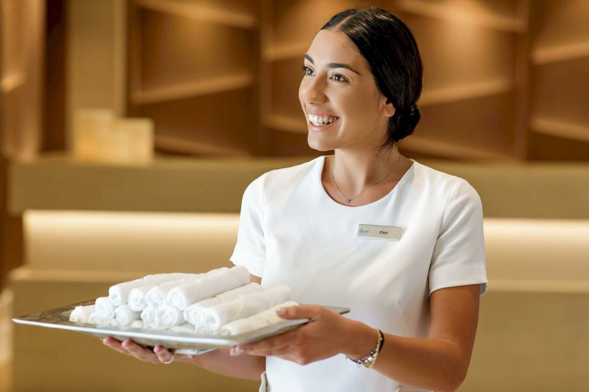 Frau mit Handtuch im Hotel Ikos Odisia