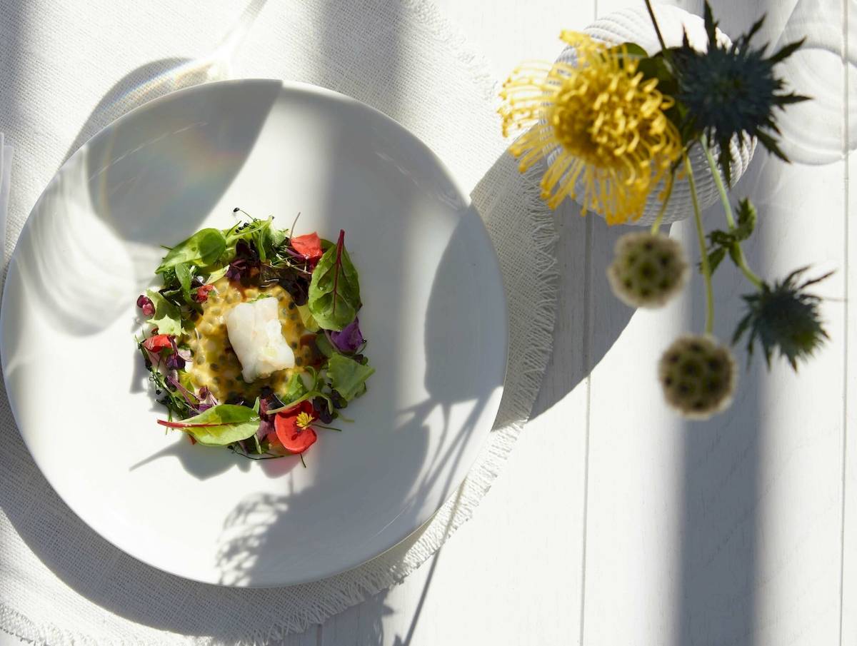 Weißer Teller mit Salat im Hotel Ikos Olivia