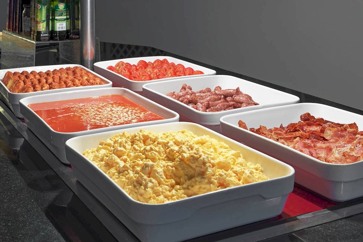 Buffet mit verschiedenen Speisen im H10 Blue Mar Boutique Hotel.