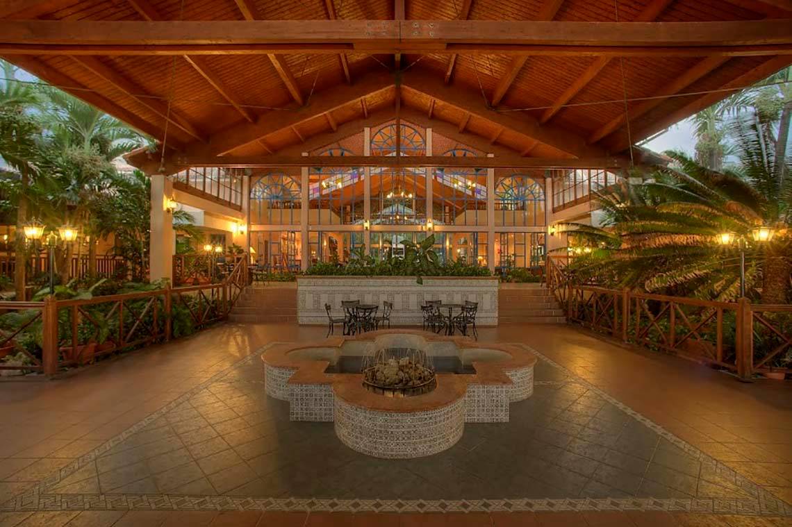Eingangsbereich des Memories Jibacoa Resorts mit Brunnen und Tischen