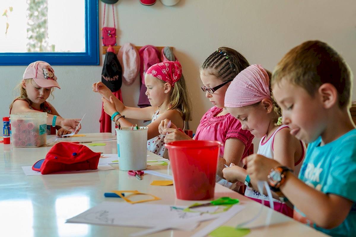 Kinder in einer Schule bei einem Bastelprojekt