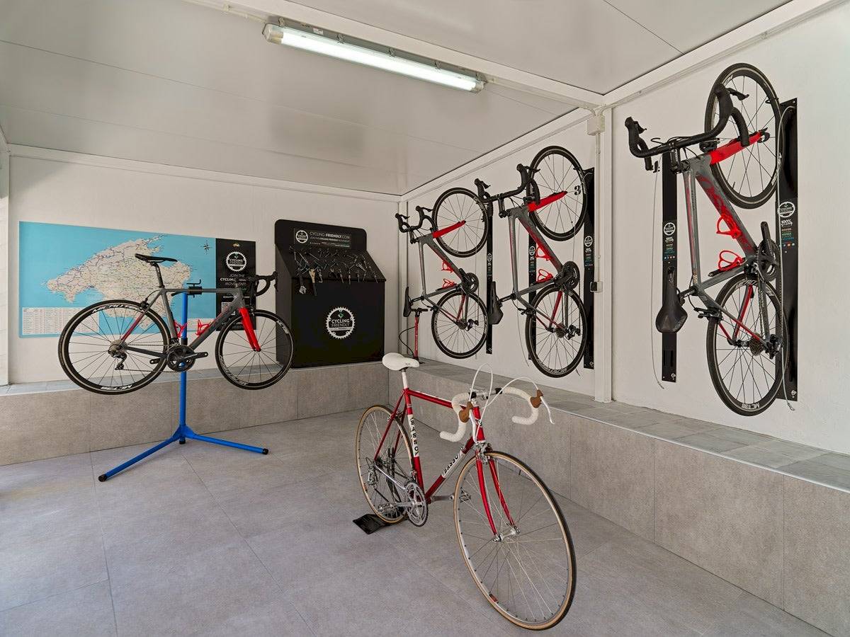 Fahrräder in einem Fahrradabstellraum des H10 Casa del Mar Hotels.
