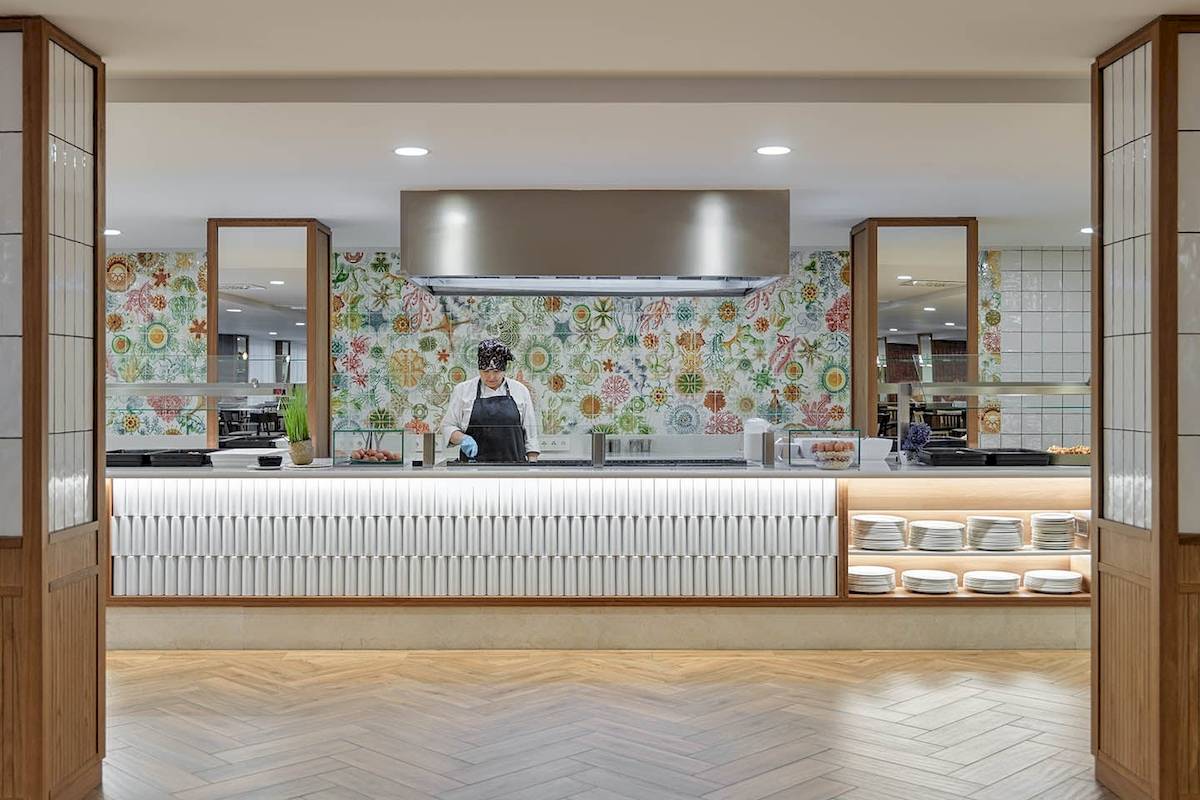 Küche im H10 Casa del Mar Hotel mit farbenfrohen Wänden und Holzboden
