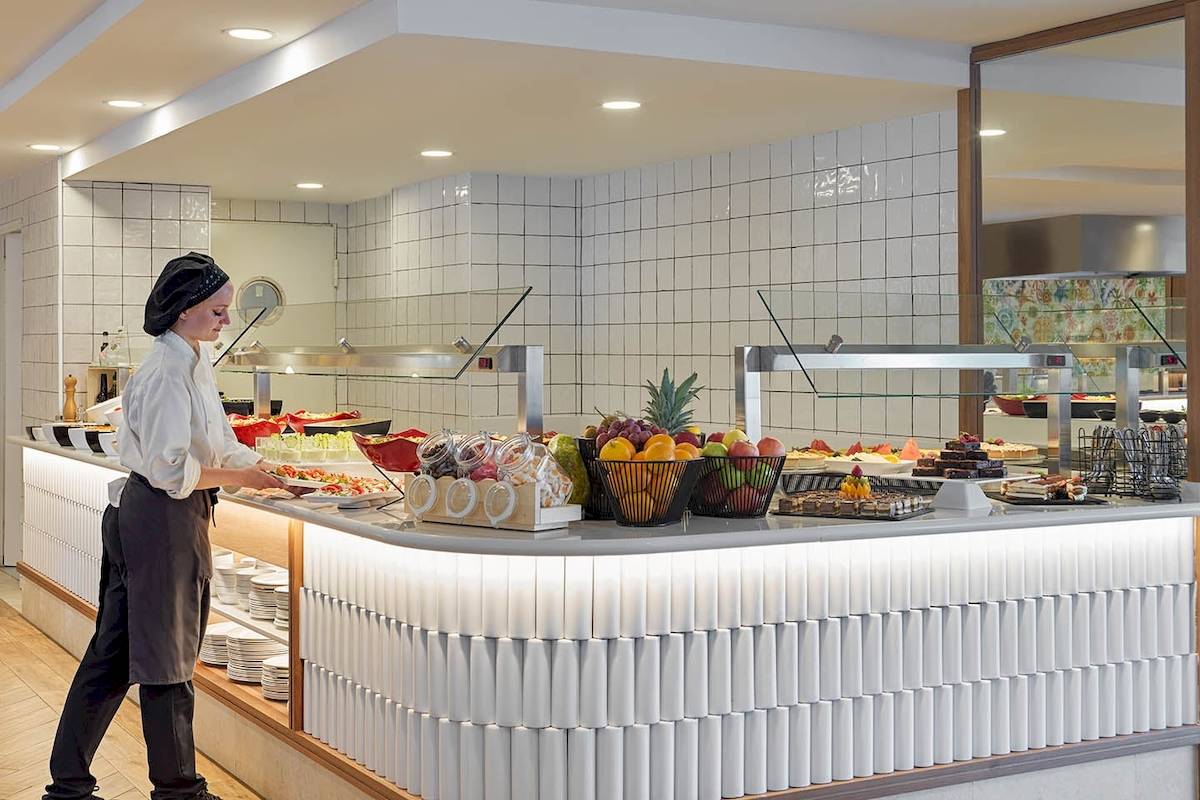 Buffetbereich im H10 Casa del Mar Hotel mit verschiedenen Speisen und Früchten.