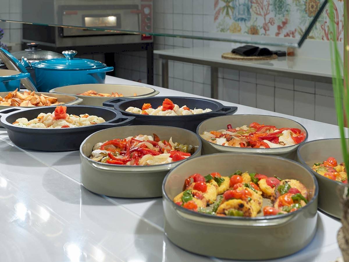 Buffet mit Gemüsegerichten im H10 Casa del Mar Hotel.