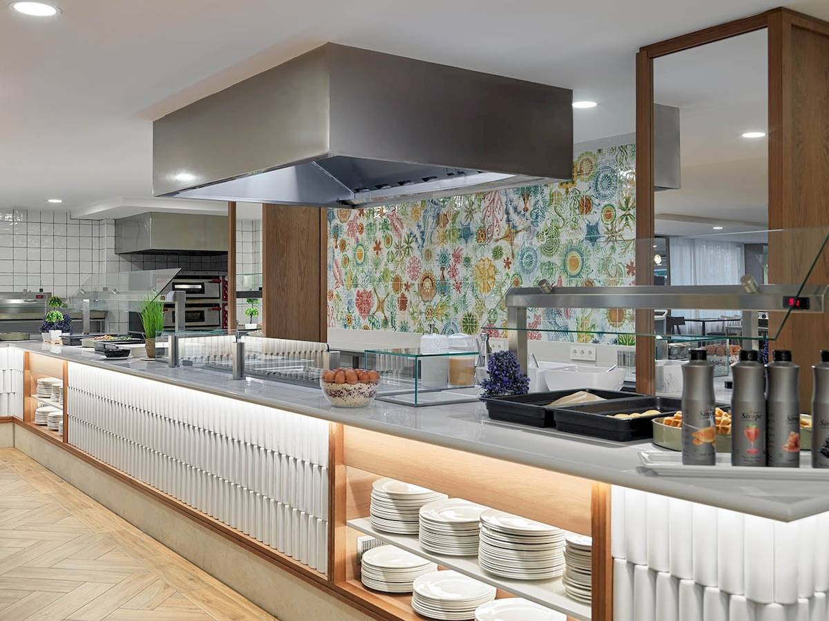 Frühstücksbuffet im H10 Casa del Mar mit vielen Tellern, Eiern und Getränken.