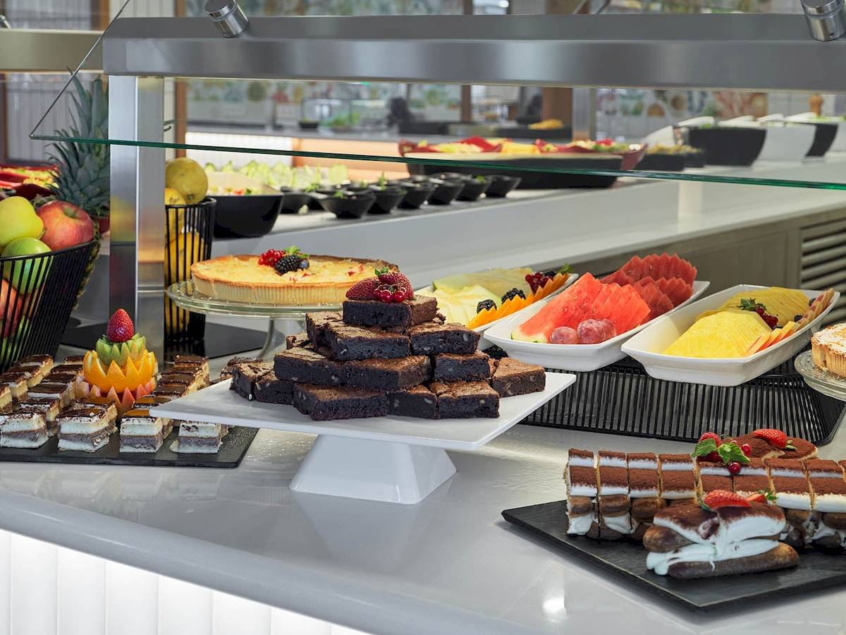 Buffet-Tisch im H10 Casa del Mar mit einer Auswahl an Kuchen, Desserts und Früchten.