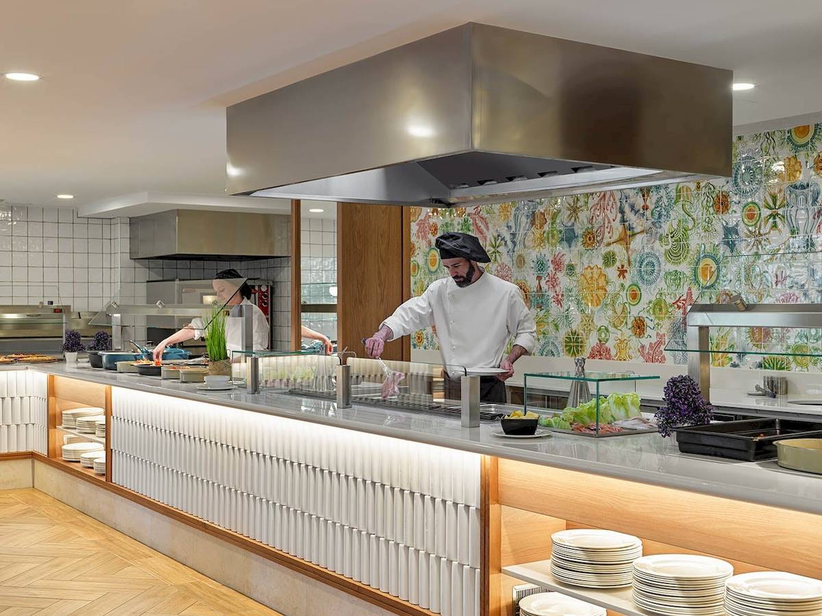 Restaurantbuffetservice im H10 Casa del Mar Hotel mit Küchenpersonal und gedeckten Tischen.
