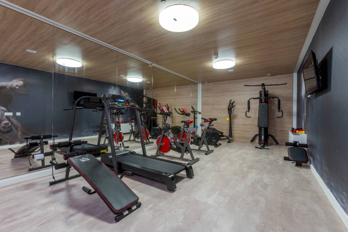 Fitnessraum im Nautic Hotel & Spa mit Laufband, Spinnrädern und Kraftgeräten.