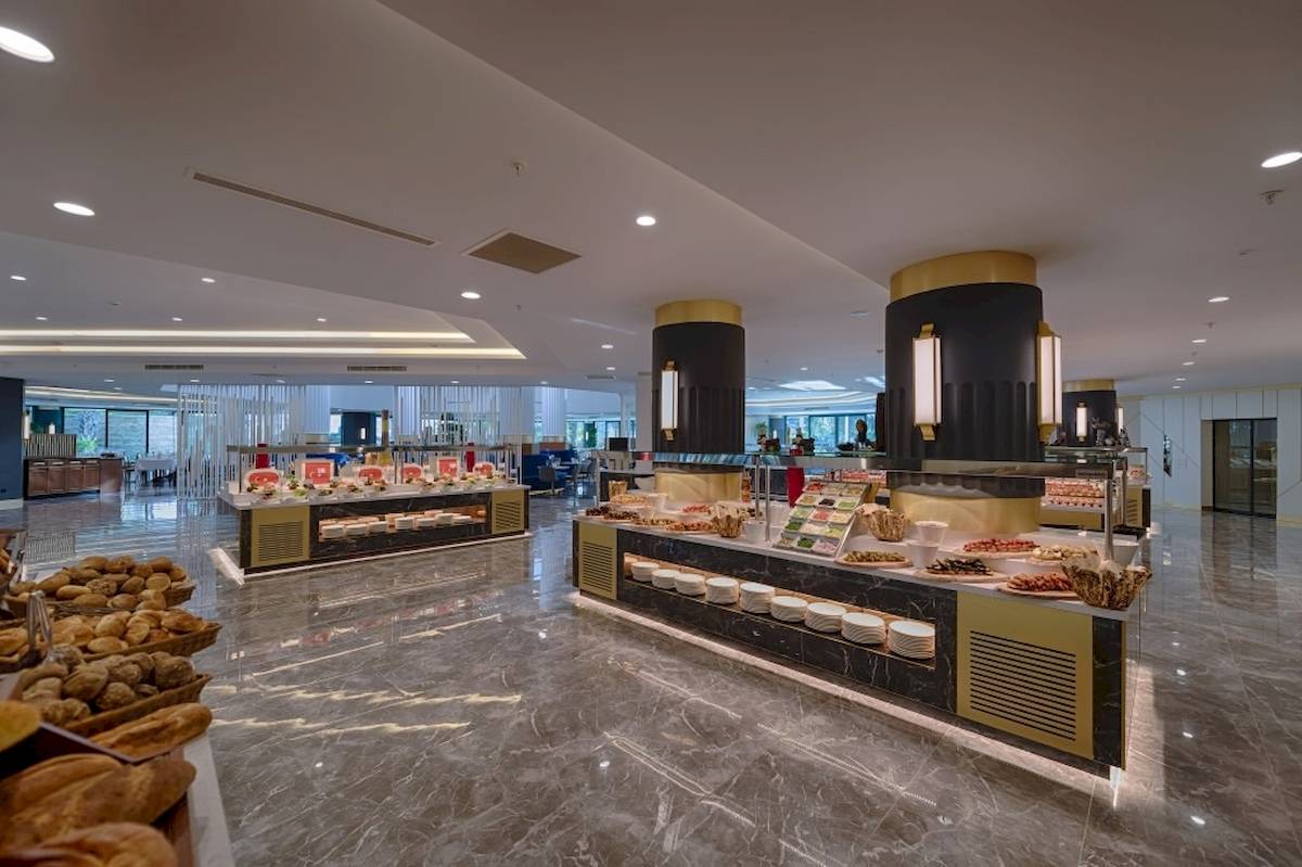 Buffetbereich im Monachus Family Resort Sorgun mit verschiedenen Gerichten und Schüsseln.