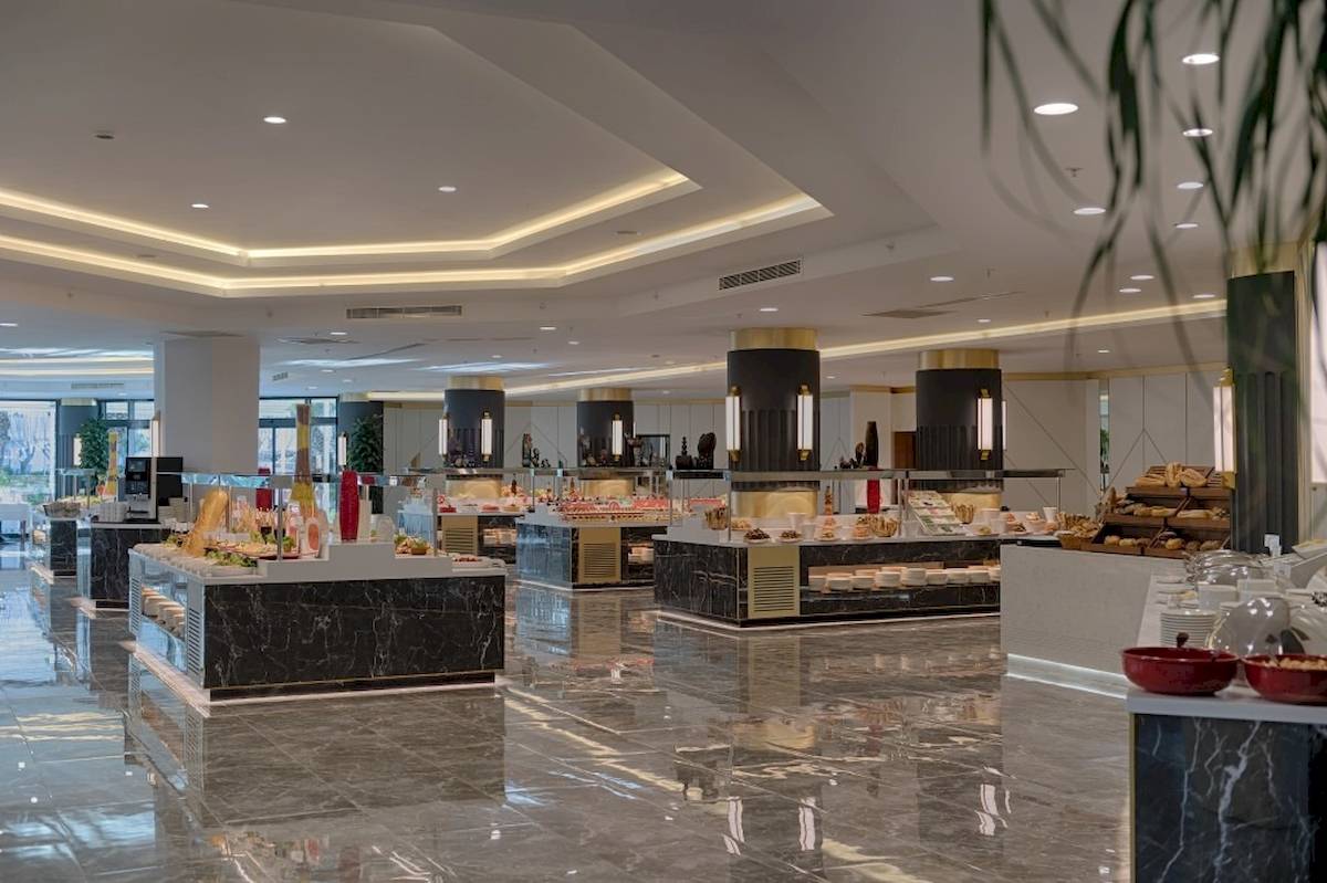 Buffetbereich des Monachus Family Resort Sorgun mit verschiedenen Speisen und Getränken.