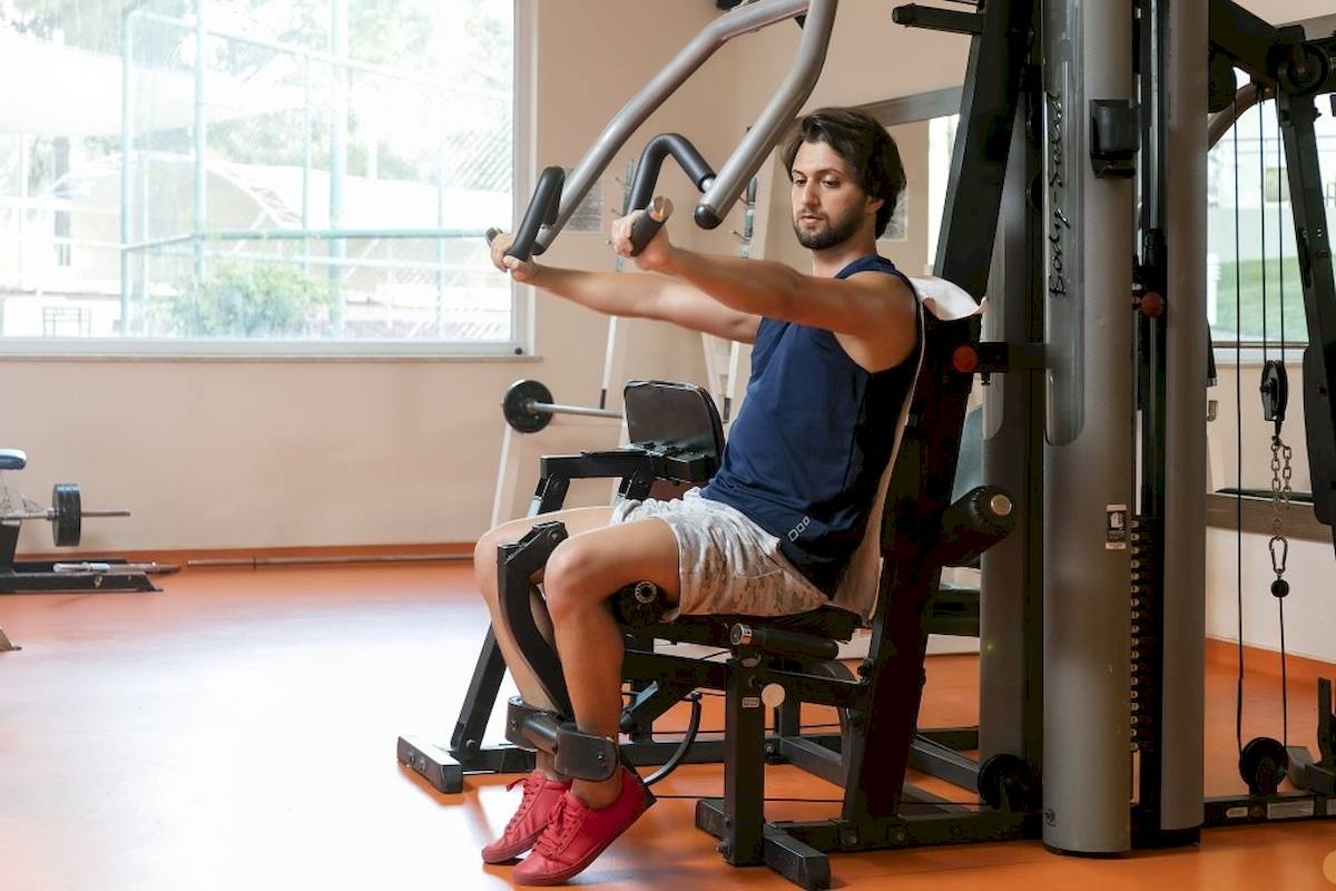 Mann im Monachus Family Resort Sorgun trainiert an einem Fitnessgerät.