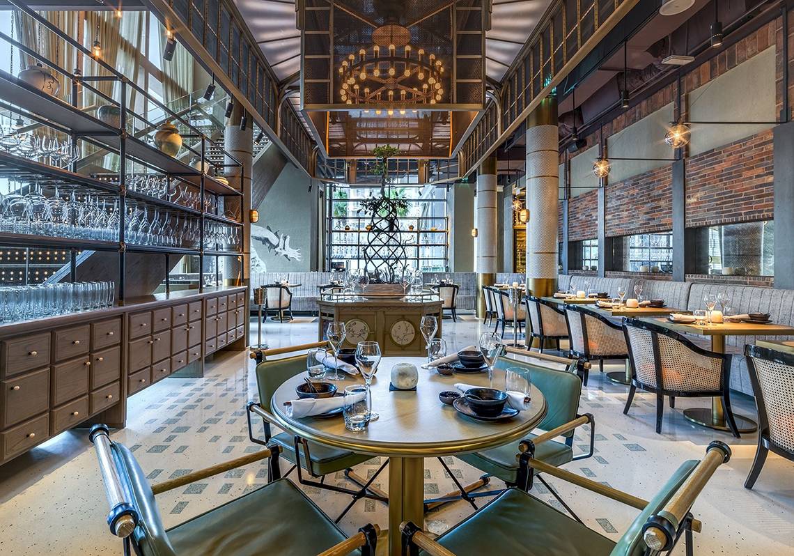 FIVE Palm Jumeirah Restaurant Innenraum mit Tischen, Stühlen und Glasflaschen