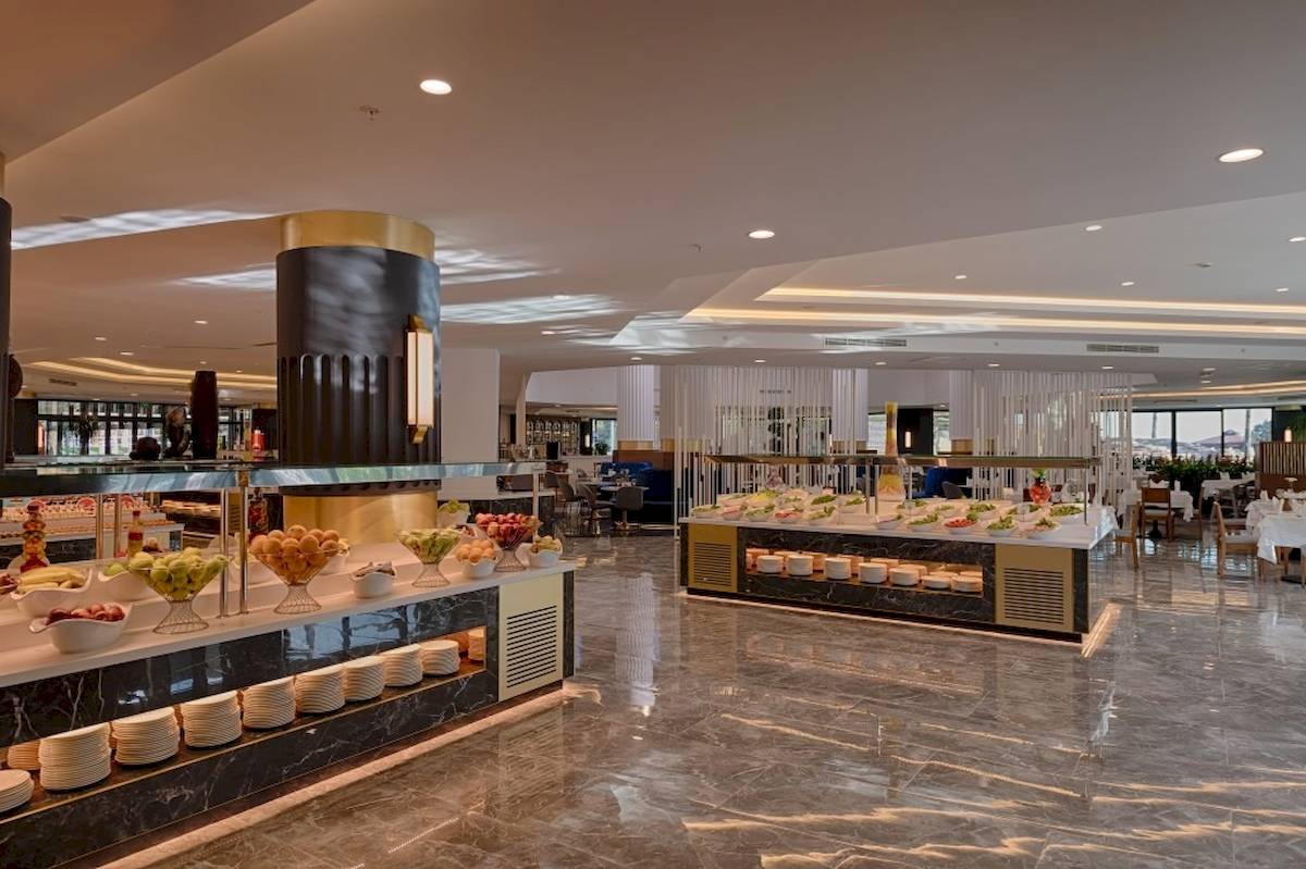 Buffetbereich im Monachus Family Resort Sorgun mit verschiedenen Speisen.