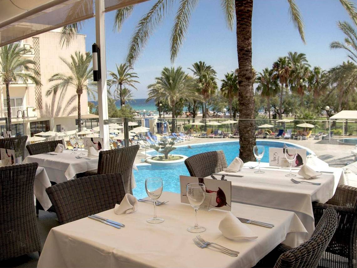 Außentisch des CM Castell de Mar Hotels mit Blick auf den Pool