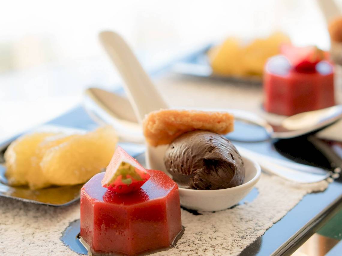 Auswahl an Desserts im CM Castell de Mar Hotel, einschließlich Eis und Gelee.