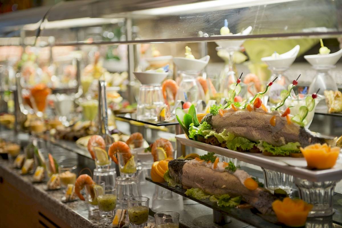 Ein Buffet mit Fischgerichten und Hummer in einem Hotel.