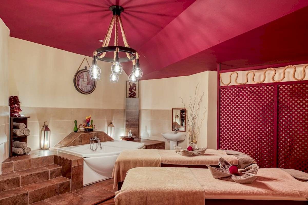 Spa-Bereich im Seven Seas Hotel Life mit Badewanne und Massageliegen.