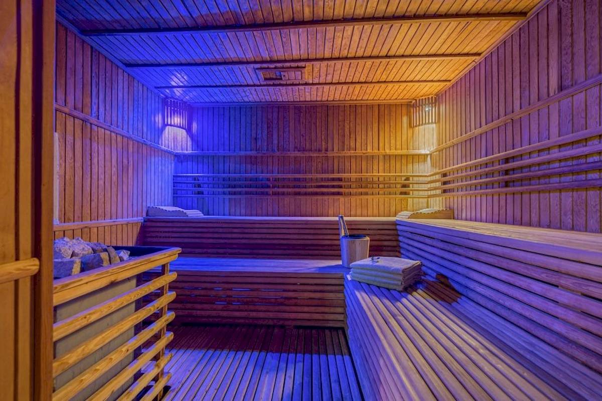 Sauna im Seven Seas Hotel Life mit Holzbänken und blauen Lichtern.
