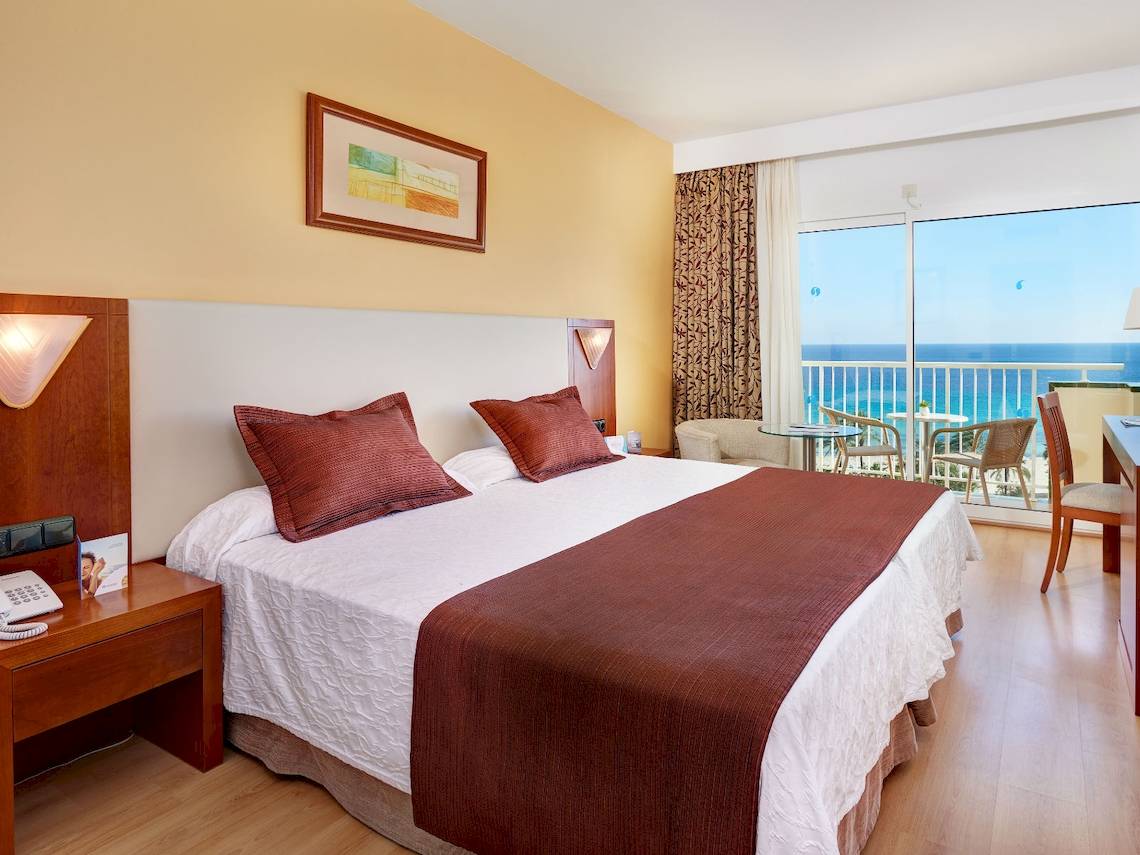 Doppelbett-Zimmer im Hotel CM Castell de Mar mit Blick auf das Meer