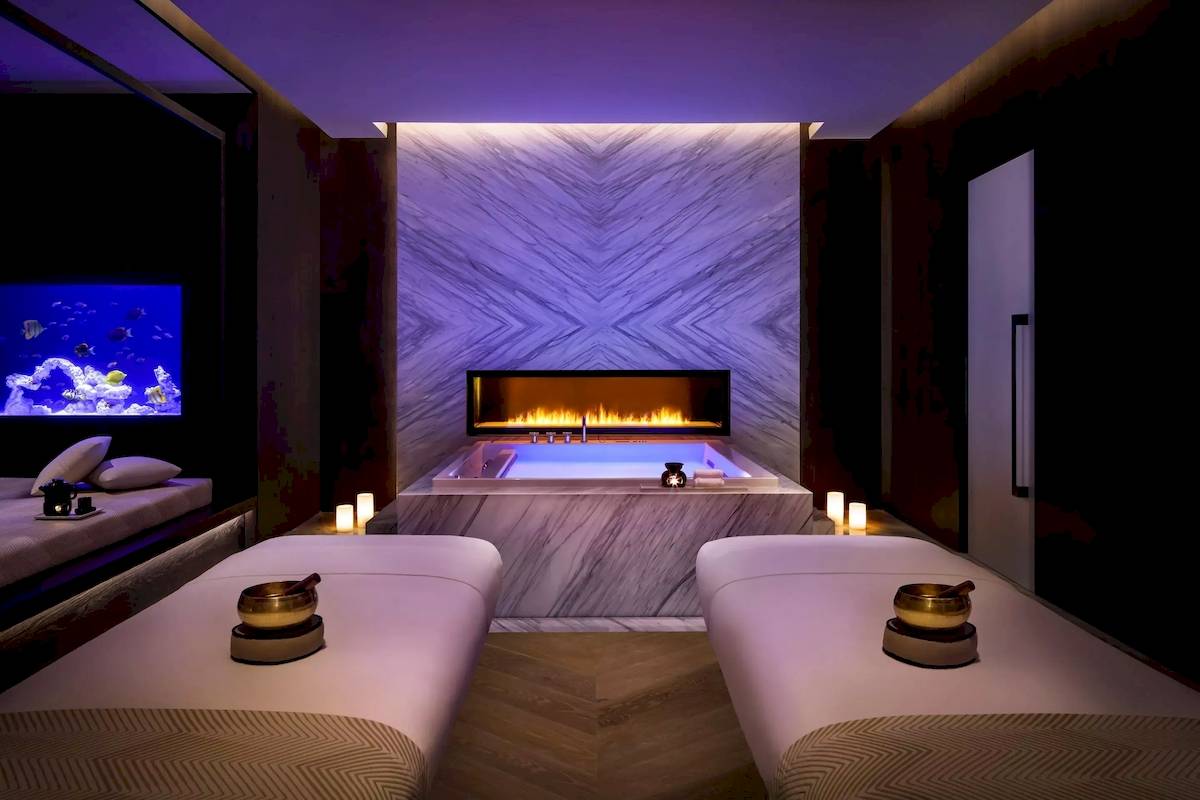 Spa-Zimmer im Atlantis The Royal Hotel mit Whirlpool, Kamin und Aquarium.
