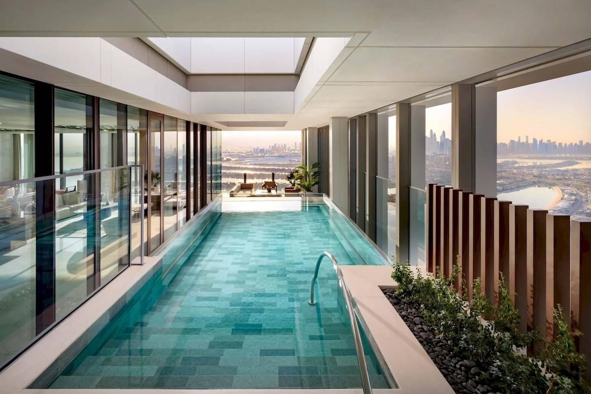 Ein Swimmingpool im Atlantis The Royal Hotel mit Blick auf die Stadt