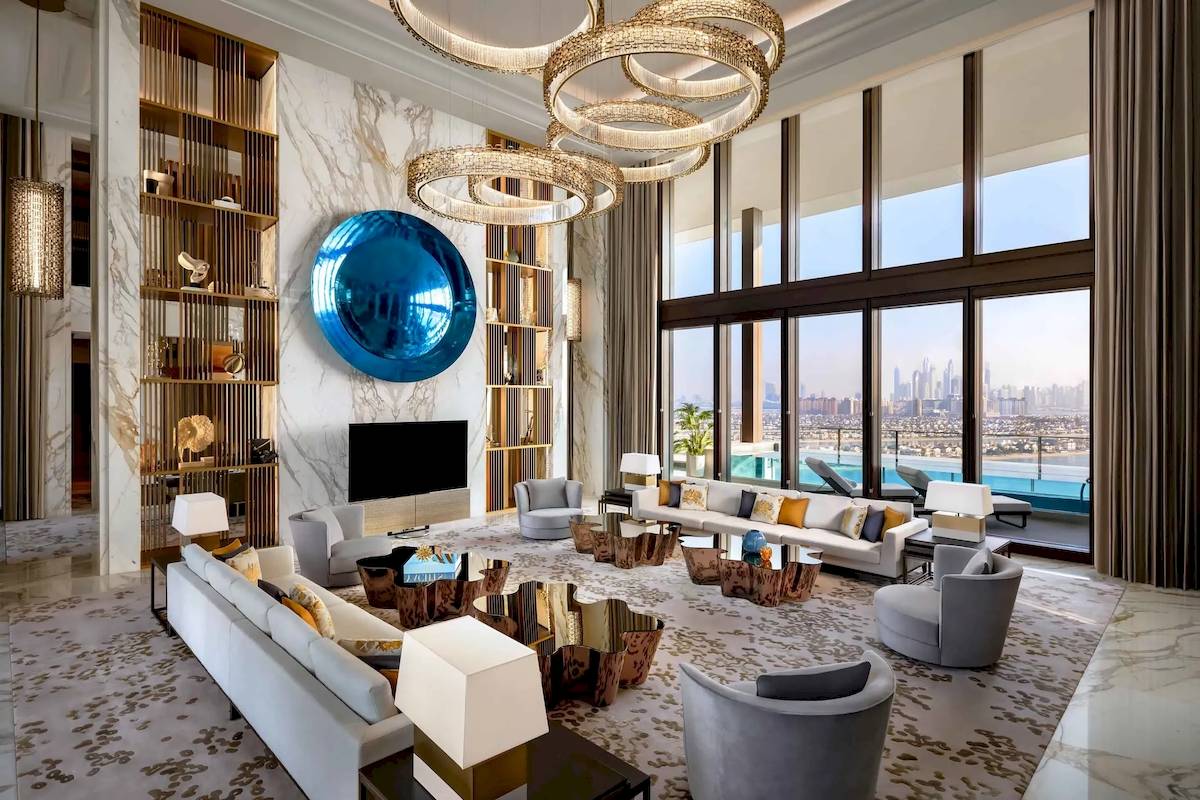 Lobby des Atlantis The Royal Hotels mit Marmorwänden, modernen Möbeln und Aussicht auf die Stadt.