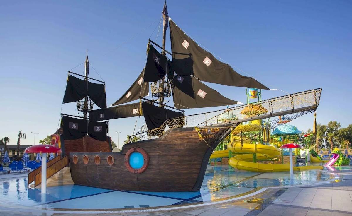 Piratenschiff im Wasserpark des Eftalia Ocean Hotels mit Rutschen und Pool.