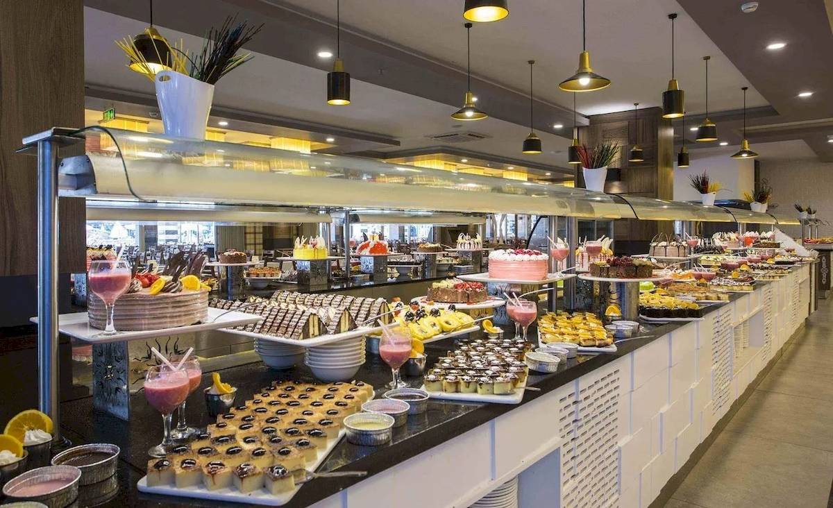 Überladener Buffettisch mit verschiedenen Desserts im Hotel Eftalia Ocean.