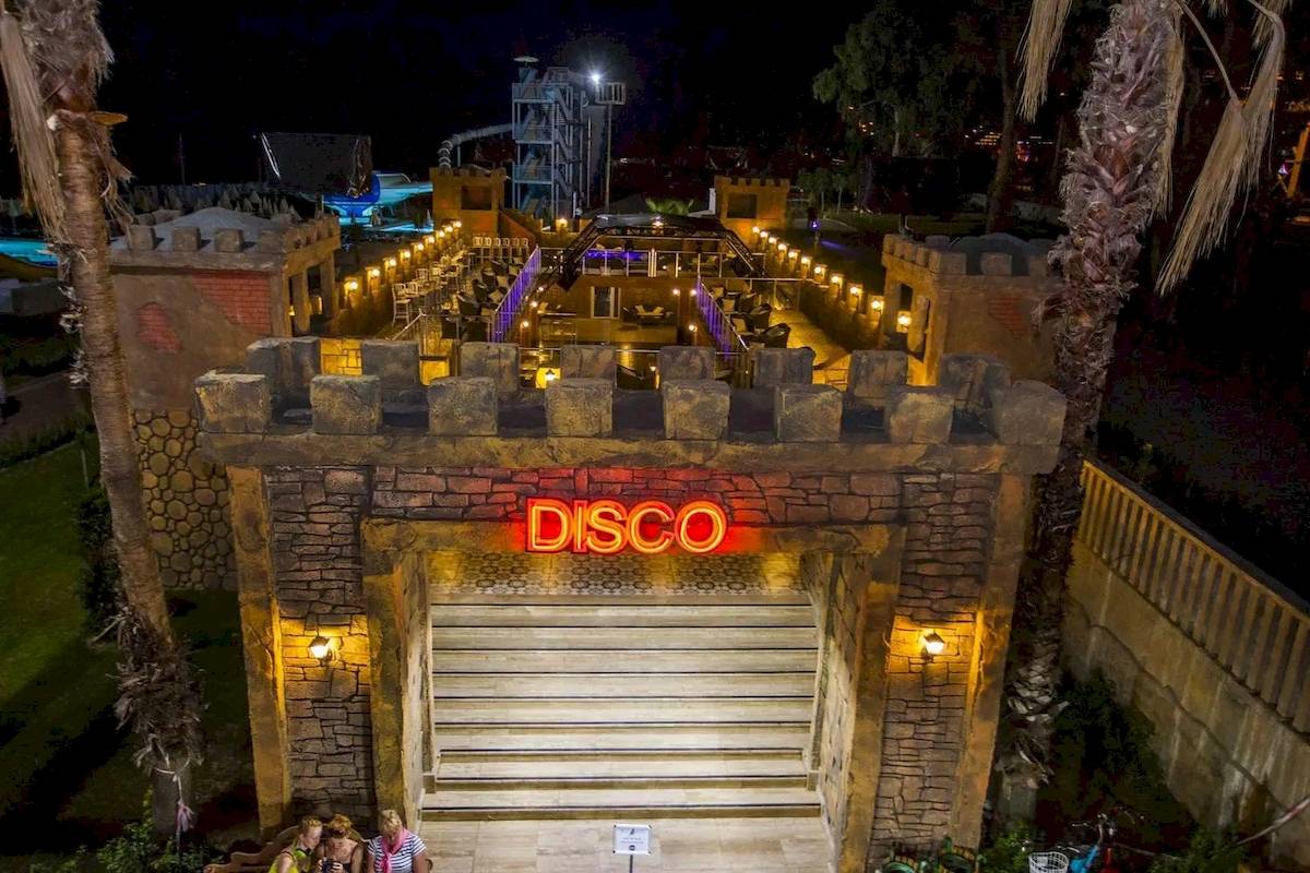 Eftalia Ocean Disco Eingang bei Nacht mit rotem Licht und Personen davor.