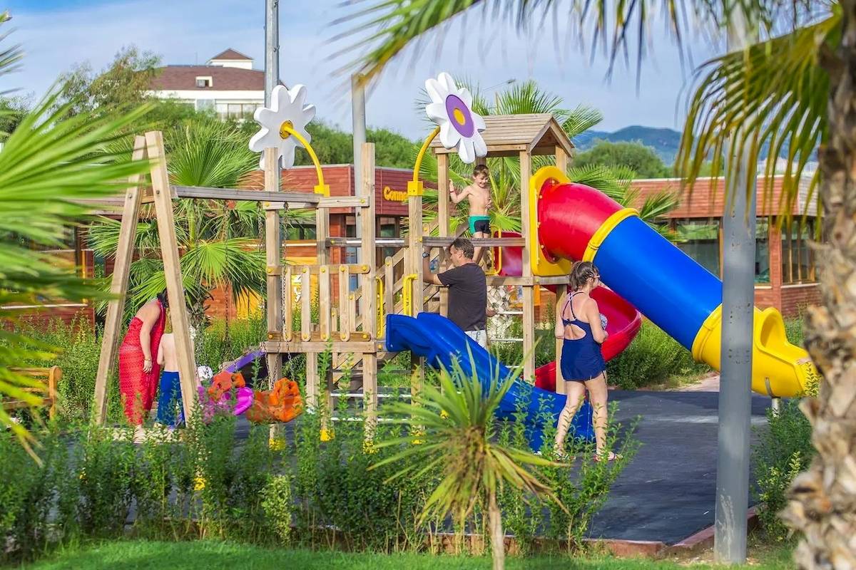 Kinder spielen auf dem Spielplatz im Eftalia Ocean Hotel.