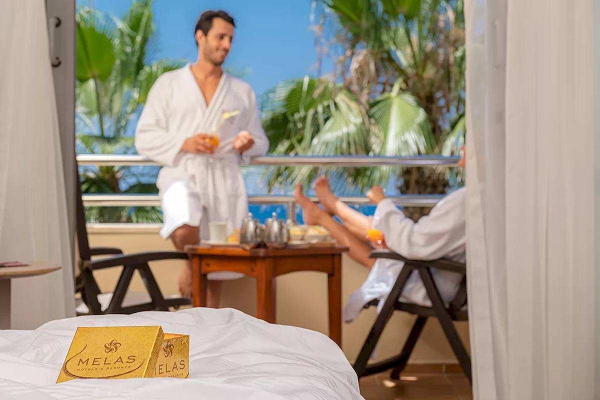 Frühstück auf dem Bett auf dem Balkon im Melas Resort