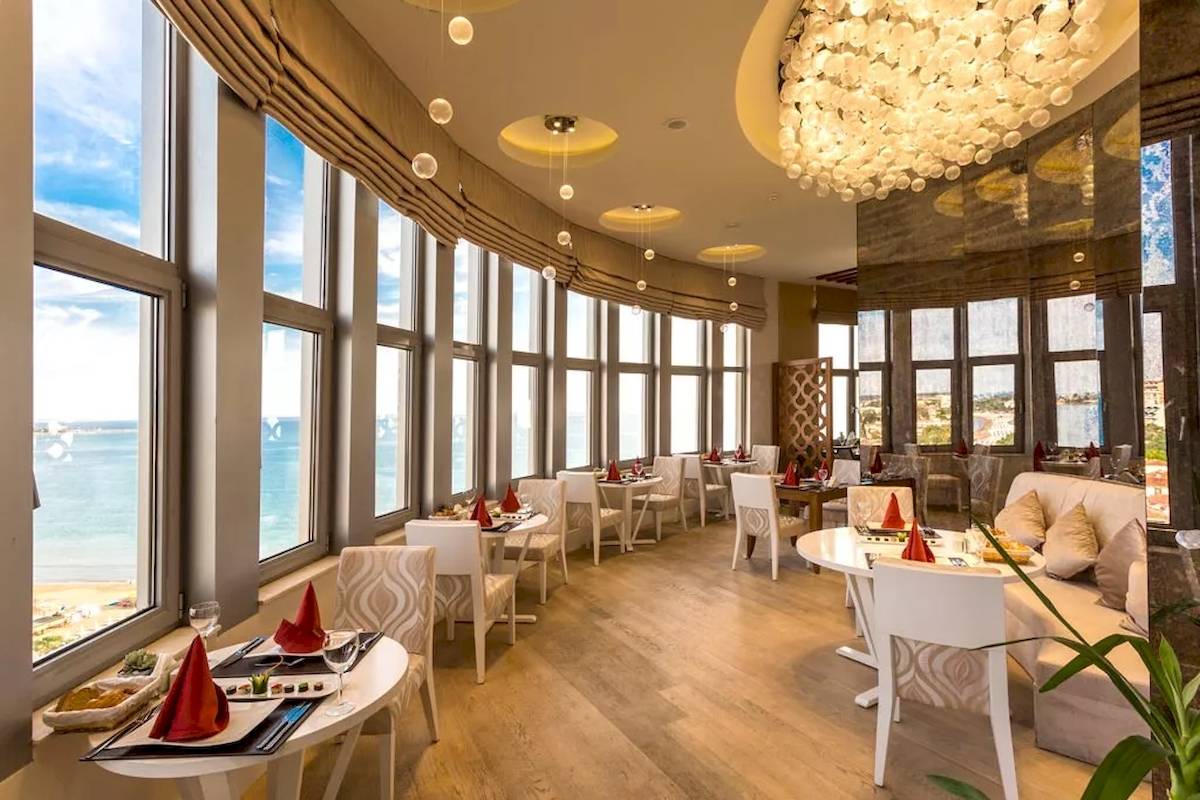 Innenansicht des Restaurants im Melas Resort mit Blick auf das Meer.