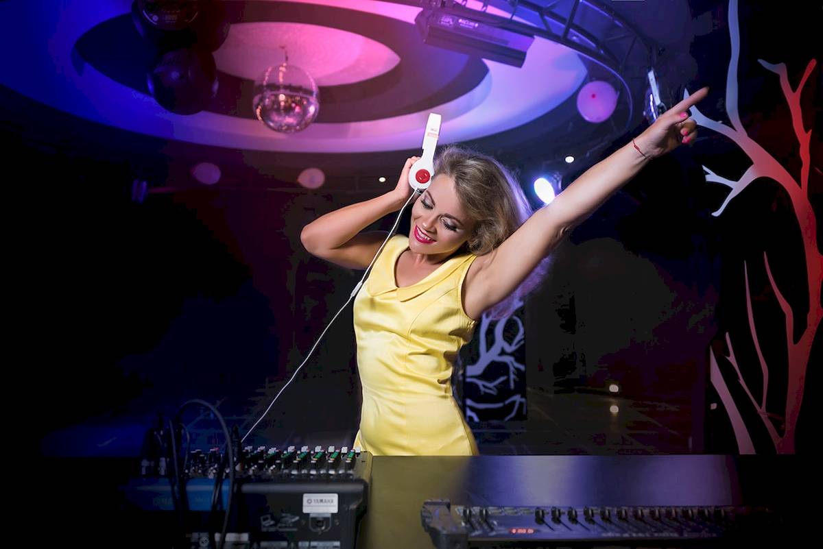 Frau im gelben Kleid im DJ-Raum des Novum Garden Side Hotels