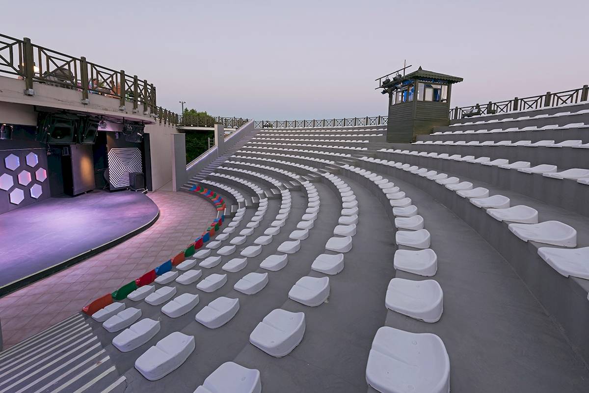 Amphitheater des Novum Garden Side Hotels mit leeren Sitzen und Bühne